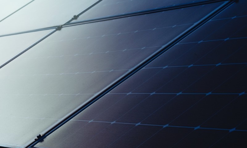 Solarni paneli na zgradi