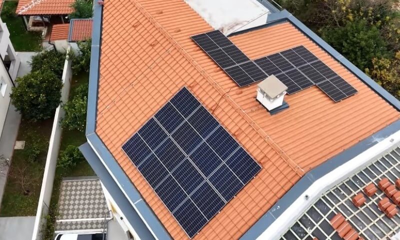 Pogled iz vazduha na krov s instaliranim solarnim panelima