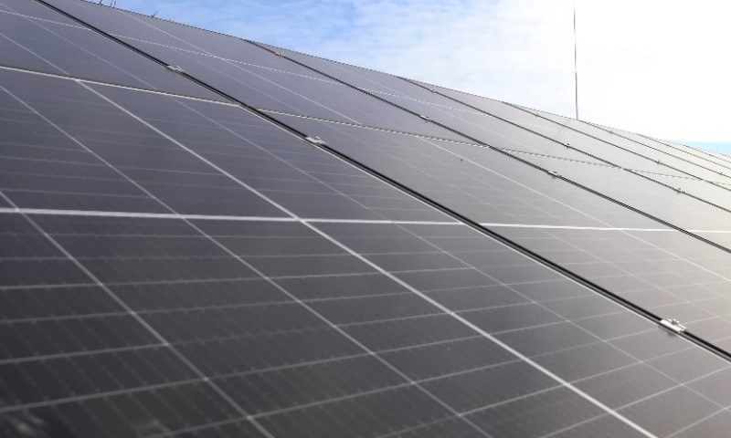 Solarni paneli pod plavim nebom